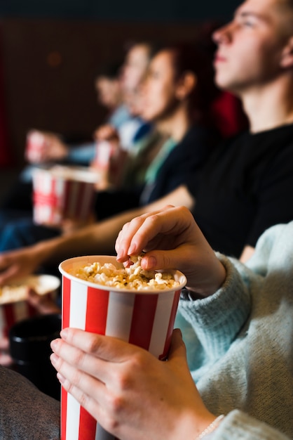 Kostenloses Foto gruppe junger leute im kino