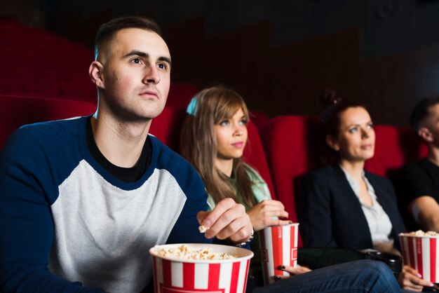 Gruppe junger Leute im Kino