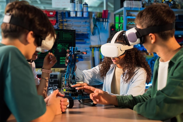 Kostenloses Foto gruppe junger menschen mit vr-brille, die in einem labor experimente zur robotik durchführen. roboter auf dem tisch