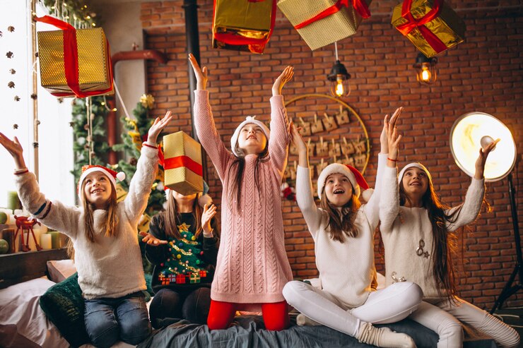 Kostenlose Foto gruppe kinder, die mit geschenken sitzen sitzen