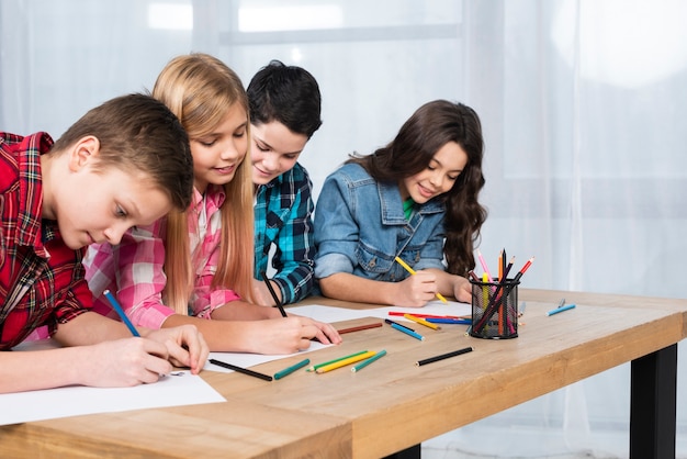 Kostenloses Foto gruppe kinder färben