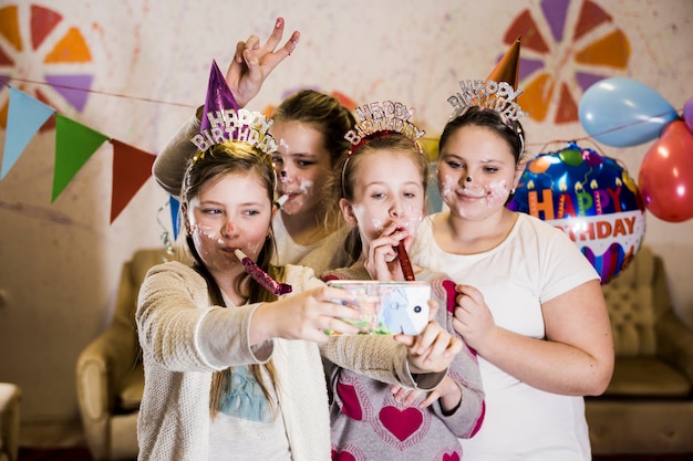 Kostenloses Foto gruppe kleine mädchen, die geburtstag selfie nehmen