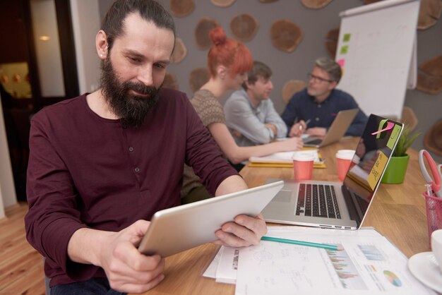 Gruppe kreativer Menschen, die das Ergebnis der Arbeit analysieren