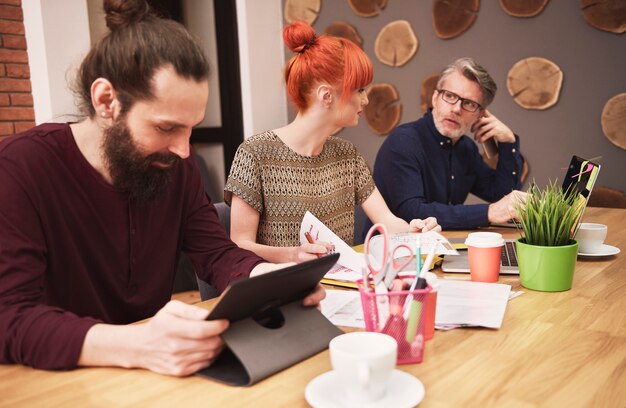 Gruppe kreativer Menschen, die das Ergebnis der Arbeit analysieren