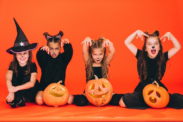 Gruppe Mädchen kleidete in Halloween-Kostümen im Studio an