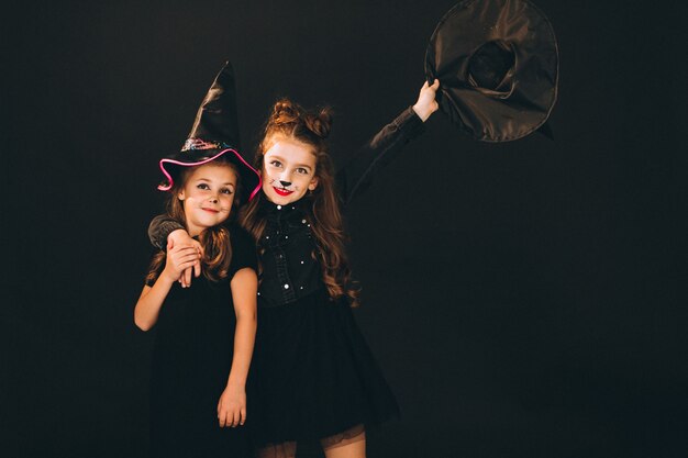 Gruppe Mädchen kleidete in Halloween-Kostümen im Studio an