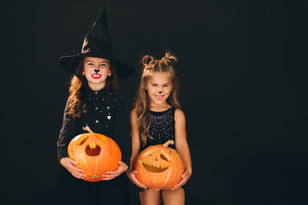 Gruppe Mädchen kleidete in Halloween-Kostümen im Studio an