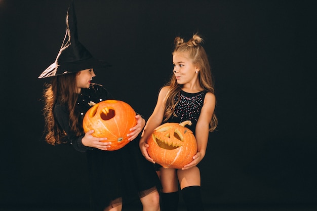 Gruppe Mädchen kleidete in Halloween-Kostümen im Studio an