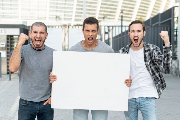 Gruppe Männer, die zusammen protestieren