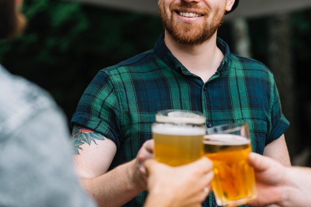 Gruppe männliche Freunde, die mit Glas Bier feiern