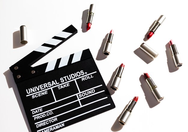 Gruppe metallische Lippenstifte mit clapperboard