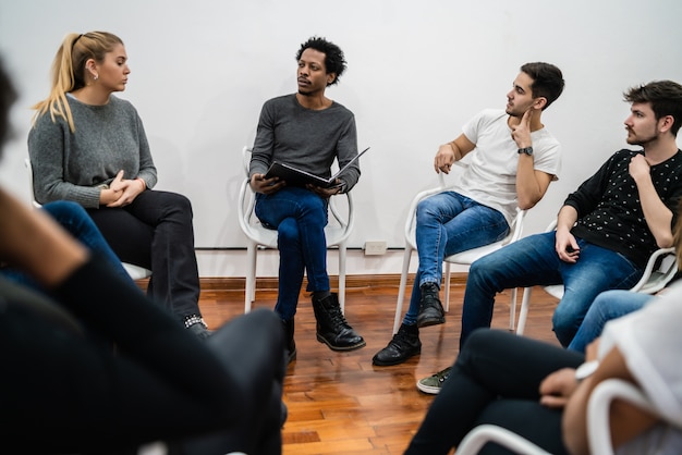 Gruppe multiethnischer kreativer Geschäftsleute, die an einem Projekt arbeiten und ein Brainstorming-Meeting abhalten. Teamarbeit und Brainstorming-Konzept.