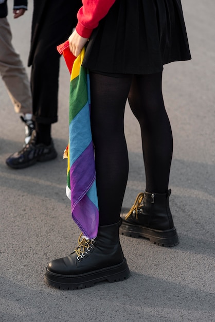 Gruppe nicht-binärer Personen mit Regenbogenfahne