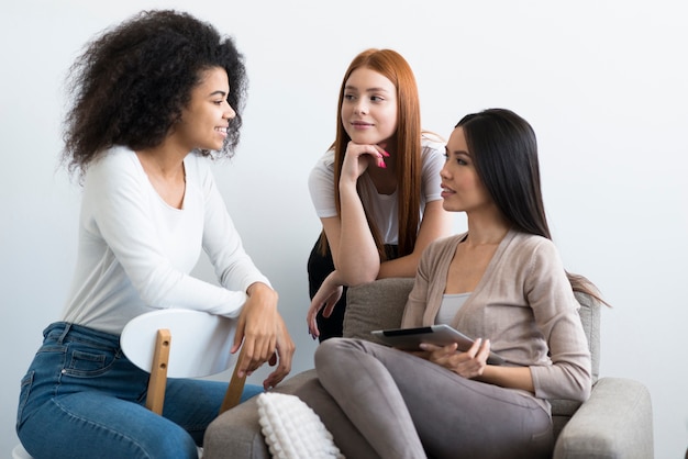 Gruppe positiver junger Frauen, die sich entspannen