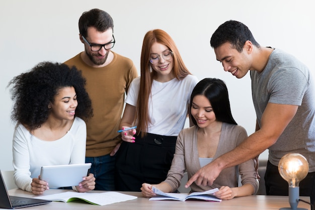 Gruppe positiver junger Menschen, die zusammenarbeiten