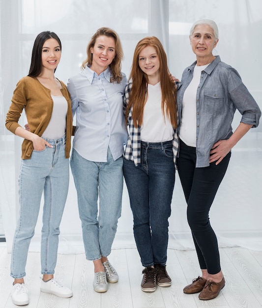 Gruppe schöne Frauenaufstellung