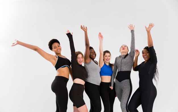 Gruppe smileyfrauen an der Turnhalle