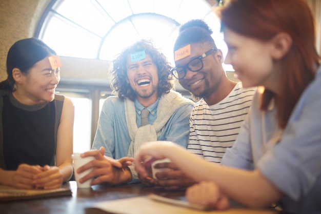 Kostenloses Foto gruppe spielender und lachender freunde