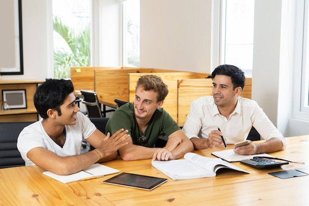 Kostenloses Foto gruppe studenten, die an klassenprojekt arbeiten