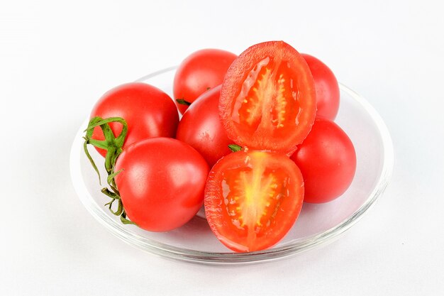 Gruppe Tomaten und ein Schnitt