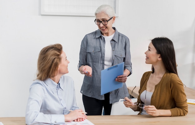 Gruppe vereinigte Frauen, die zusammen planen