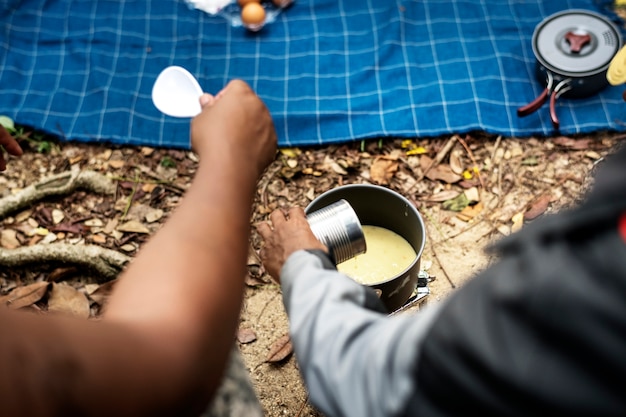 Gruppe verschiedene Freunde, die im Wald kampieren