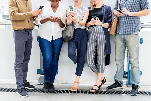 Kostenloses Foto gruppe verschiedene leute, die smartphones verwenden