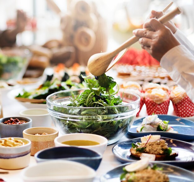 Gruppe verschiedene Leute essen zusammen zu Mittag