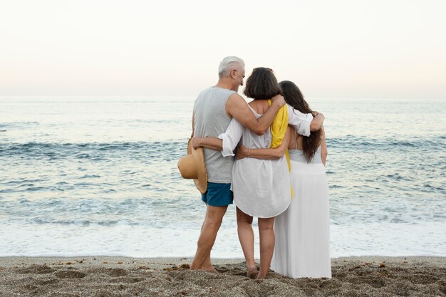 Gruppe von älteren Freunden, die ihren Tag am Strand genießen?