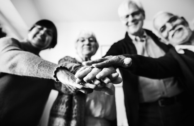 Gruppe von älteren Freunden in Zusammenarbeit