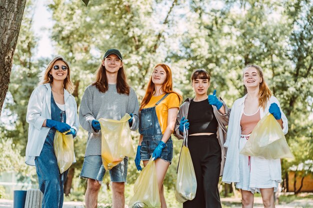 Gruppe von Aktivistenfreunden, die Plastikmüll im Park sammeln. Umweltschutz.