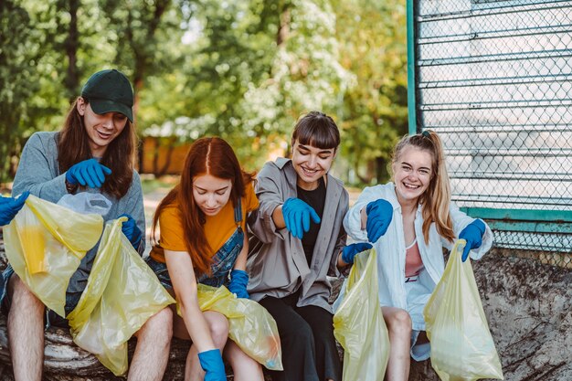 Gruppe von Aktivistenfreunden, die Plastikmüll im Park sammeln. Umweltschutz.