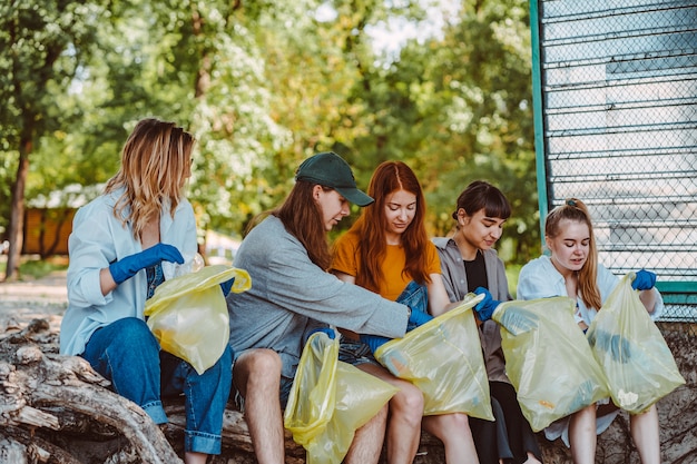 Gruppe von Aktivistenfreunden, die Plastikmüll im Park sammeln