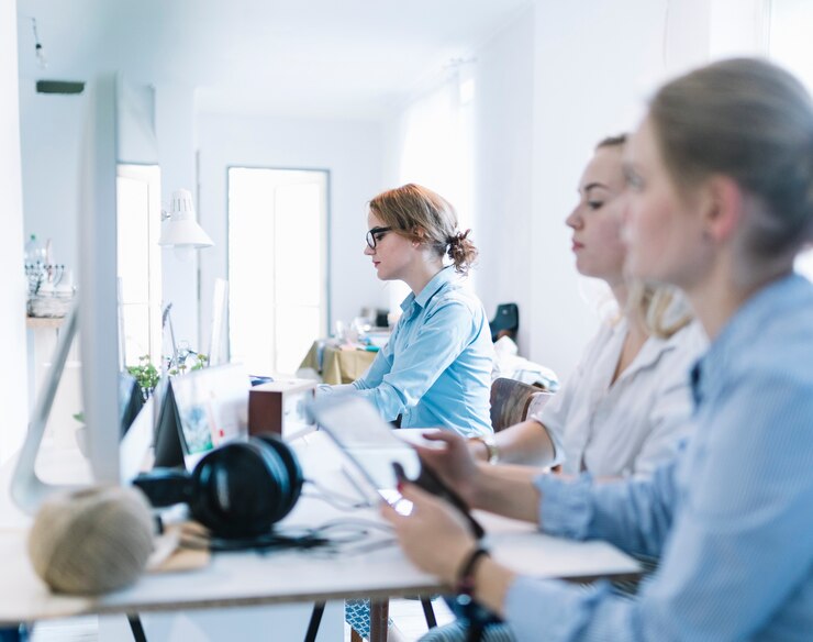 Kostenlose Foto gruppe von drei geschäftsfrauen, die im büro arbeiten