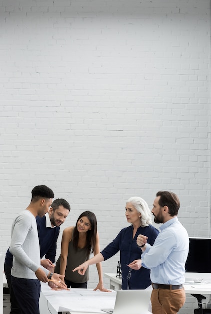 Gruppe von ernsthaften Geschäftsleuten, die ein Brainstorming-Treffen haben