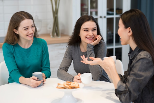 Gruppe von erwachsenen frauen, die kaffee zu hause haben