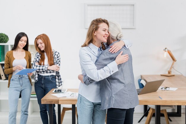 Gruppe von Frauen, die sich gegenseitig unterstützen