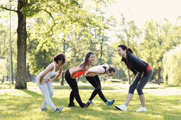 Gruppe von Frauen, die Sport im Freien betreiben