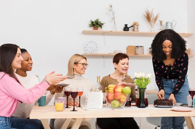 Gruppe von Frauen, die Zeit zusammen in der Küche verbringen