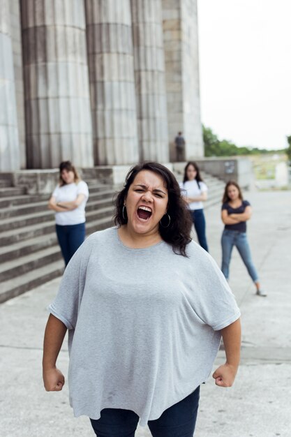 Gruppe von Frauen, die zusammen demonstrieren