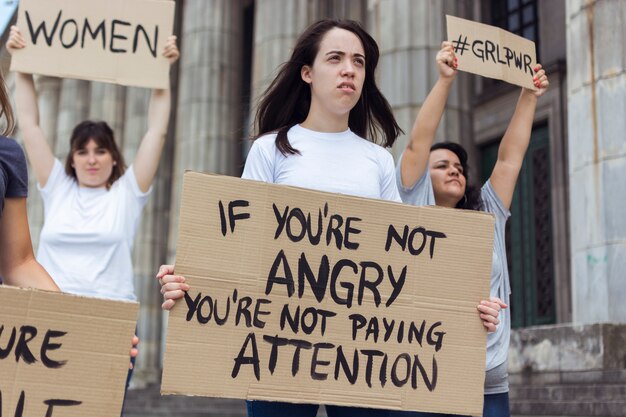 Gruppe von Frauen, die zusammen protestieren