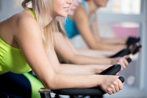 Kostenloses Foto gruppe von frauen machen radfahren cardio-training