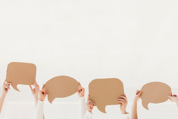 Kostenlose Foto gruppe von frauenhänden, die chatblasen halten