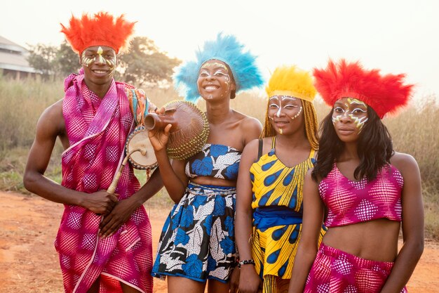 Gruppe von Freunden am afrikanischen Karneval mit Kostümen