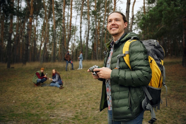 Gruppe von Freunden auf einem Camping- oder Wanderausflug am Herbsttag