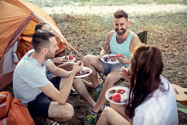 Gruppe von Freunden auf einem Campingplatz