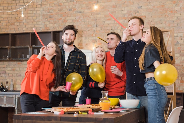 Gruppe von Freunden auf einer Party