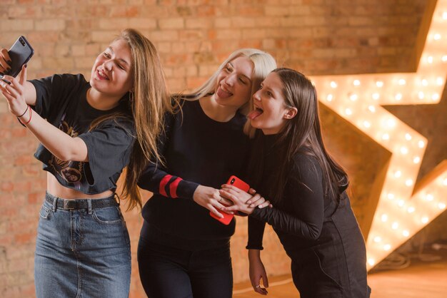 Gruppe von Freunden auf einer Party