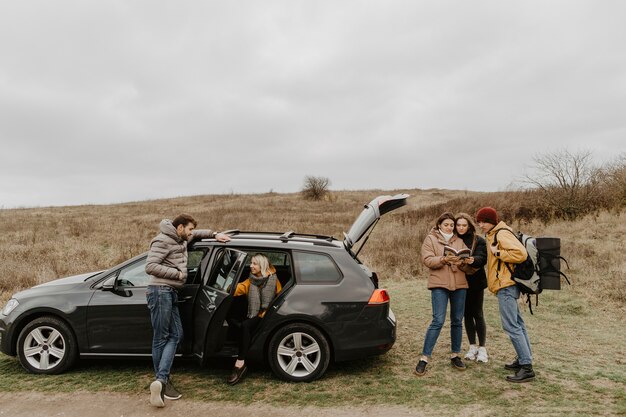 Gruppe von Freunden auf einer Reise zusammen