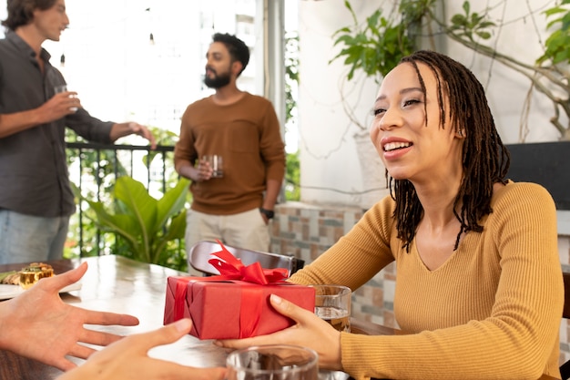 Mitarbeiter erhalten Geschenke als Zeichen der Wertschätzung